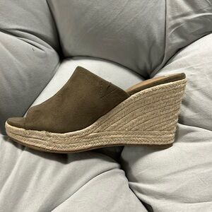 Report wedges. Worn once. Good condition.